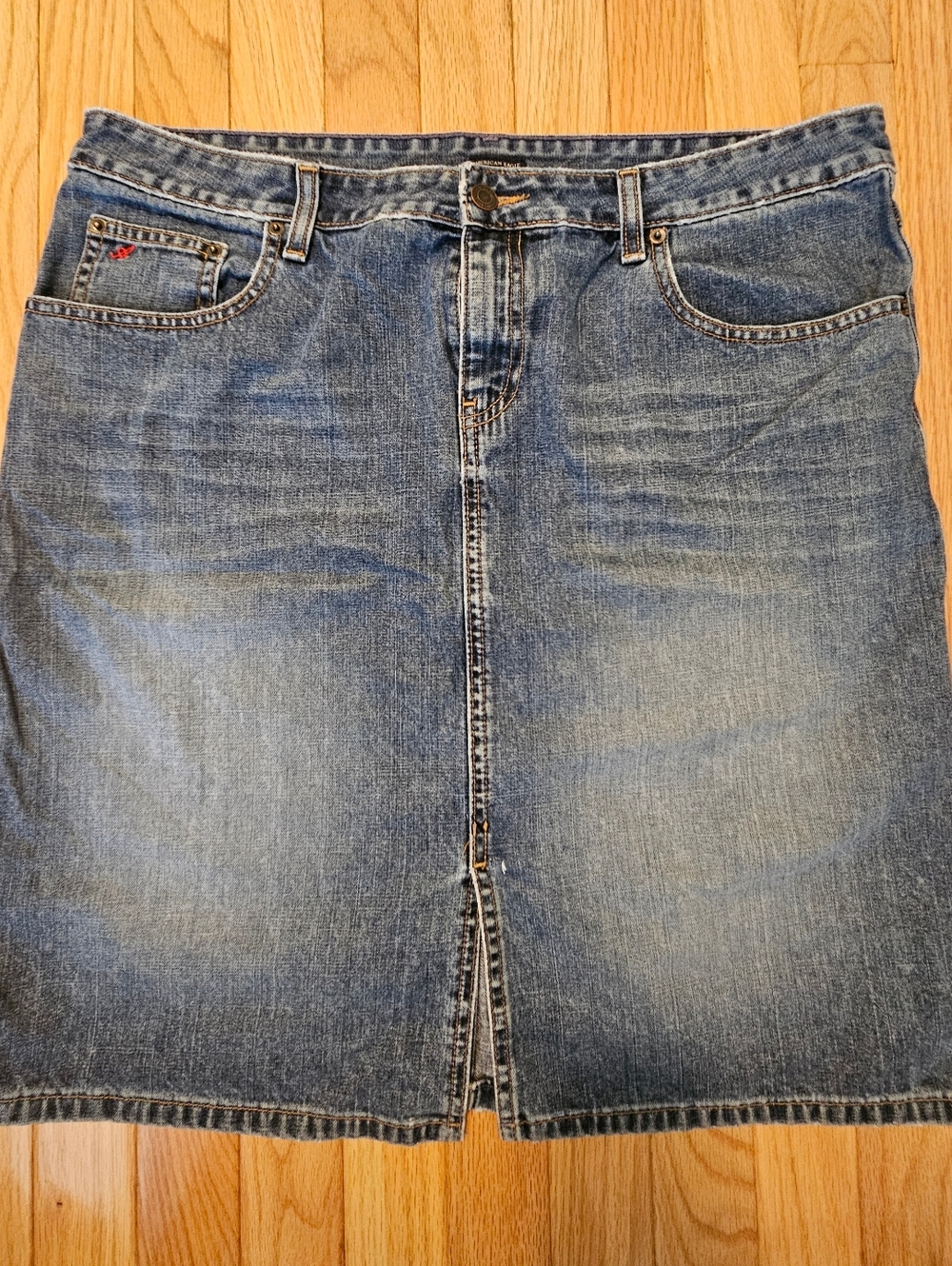 American Eagle Women's Blue Denim Skirt Size 14 Button Closure & Pockets